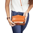 moca-mostrando-o-interior-da-bolsa-carregadora-de-celular-charger-handbag
